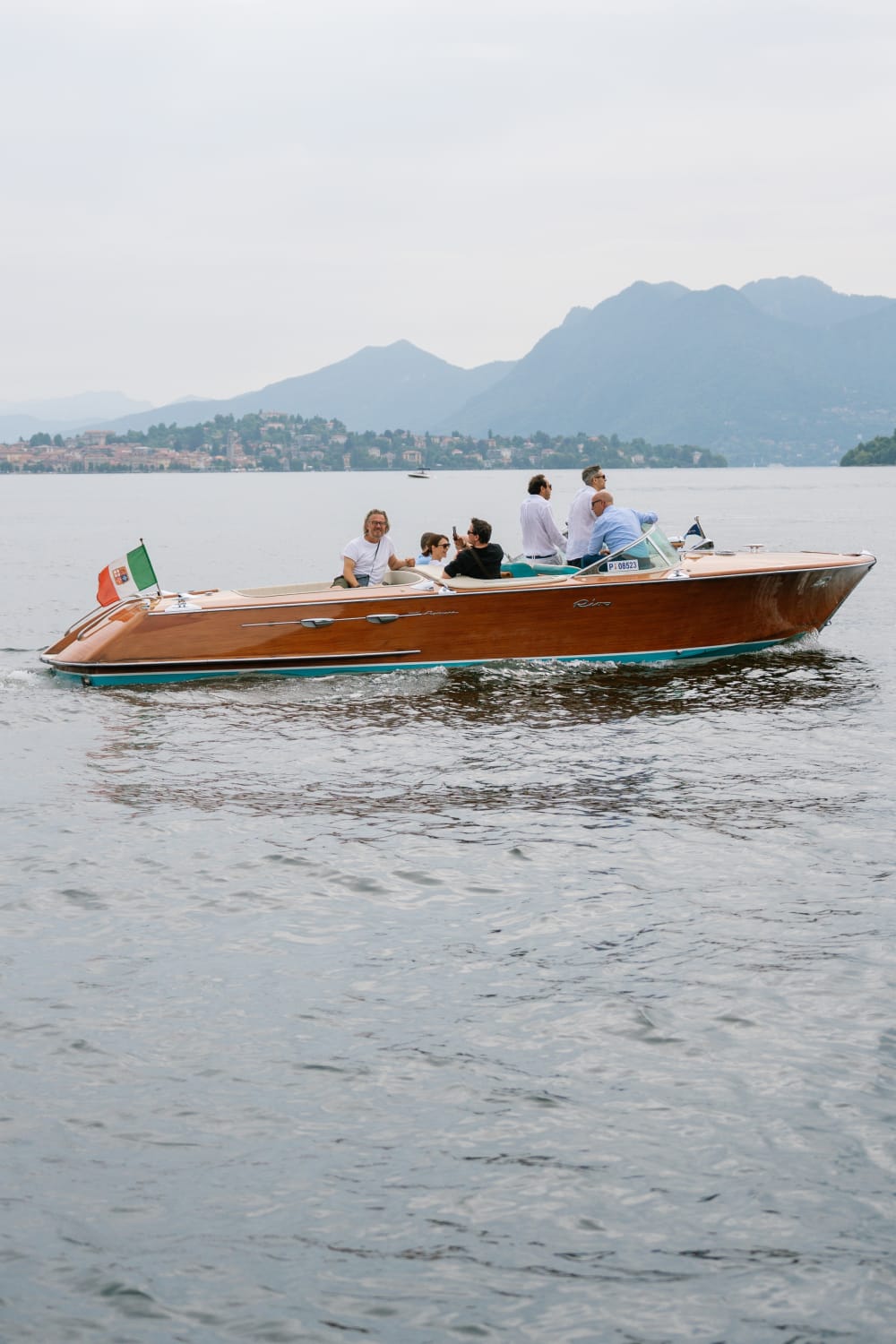 Eleganza a galla – Tour rilassante di mezza giornata su uno speciale Riva Aquarama da Stresa