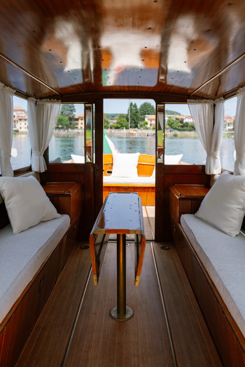 Fascino senza tempo: fuga di 1 ora sul Lago Maggiore a bordo del Taroni Rosamond