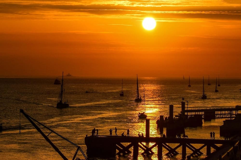 Segeln Sie in den Sonnenuntergang: Lissabon vom Wasser aus