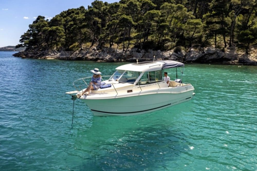 Romantisches und familienfreundliches Abenteuer: Private Bootstour zu den versteckten Buchten und der Blauen Grotte von Dubrovnik (8 Std.)