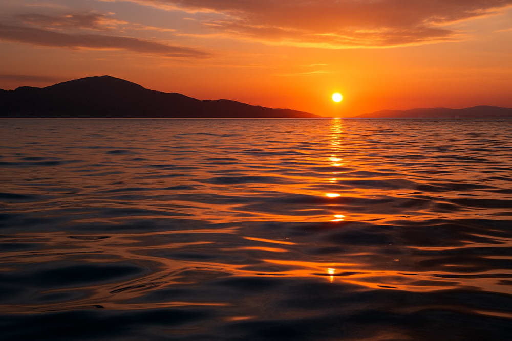 Πλεύστε στη Χρυσή Ώρα – Ιδιωτική εμπειρία ηλιοβασιλέματος με ιστιοπλοϊκό