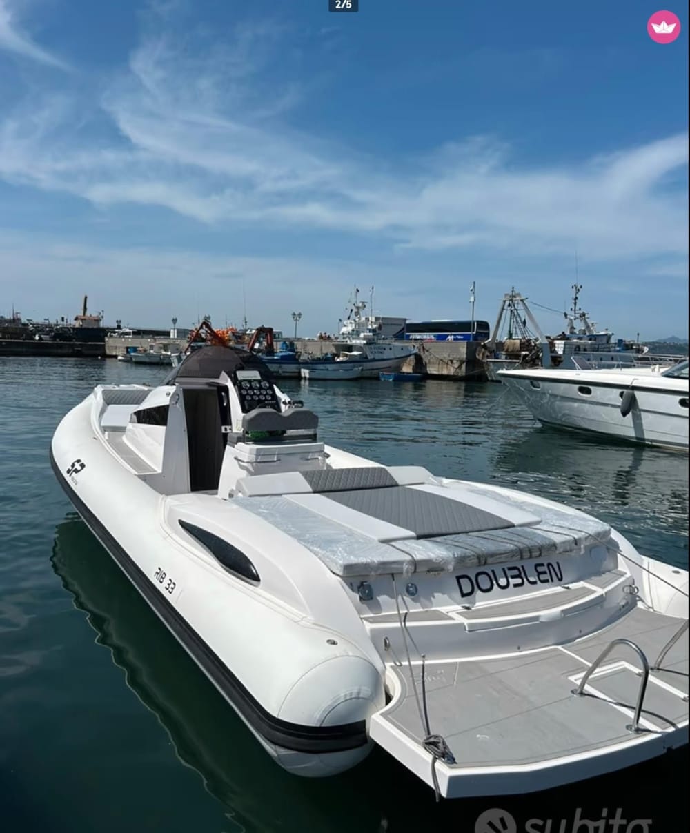 Scopri il fascino nascosto di Procida: avventura di un giorno intero sul gommone Sea Prop RIB 33 partenza Napoli - Pozzuoli - Monte di Procida