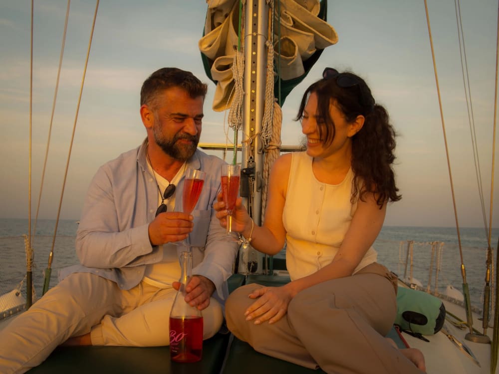 Romantik auf Rhodos: Sonnenuntergang an der Ostküste, vietnamesische Küche mit Premium-C.A.I.R-Wein und Champagner, lokales Bier, alkoholfreie Getränke und ein kostenloser Cocktail