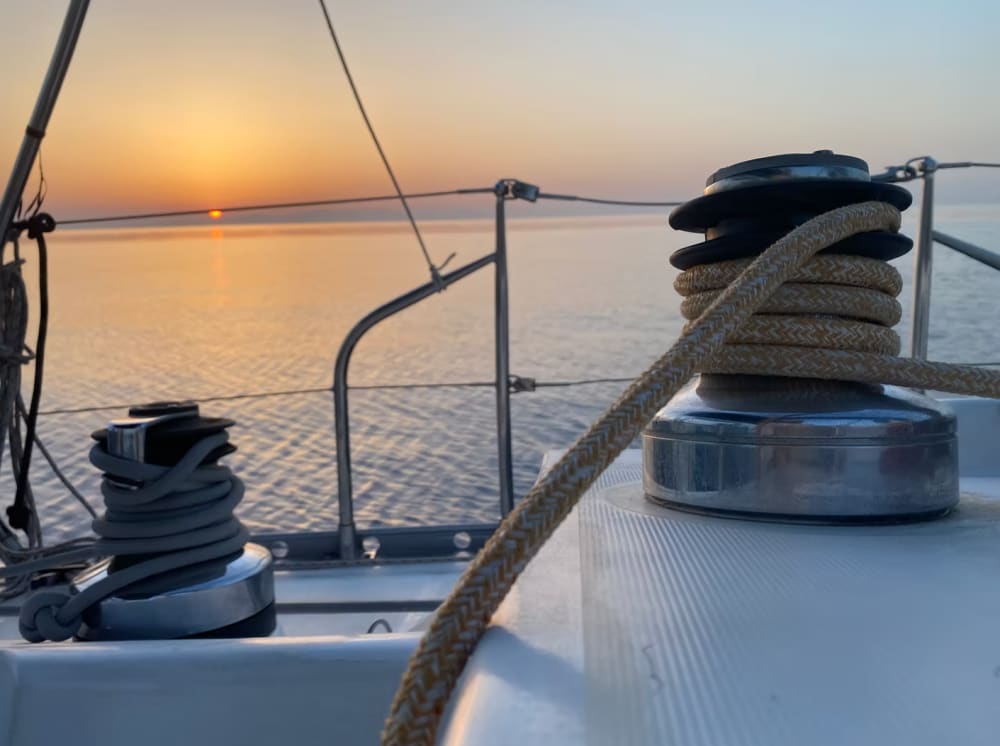 Paseo romántico en velero al atardecer desde Nauplia