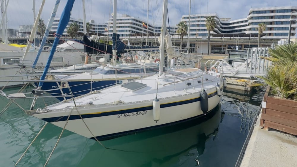 Atardecer sobre las olas: una escapada nocturna junto al mar
