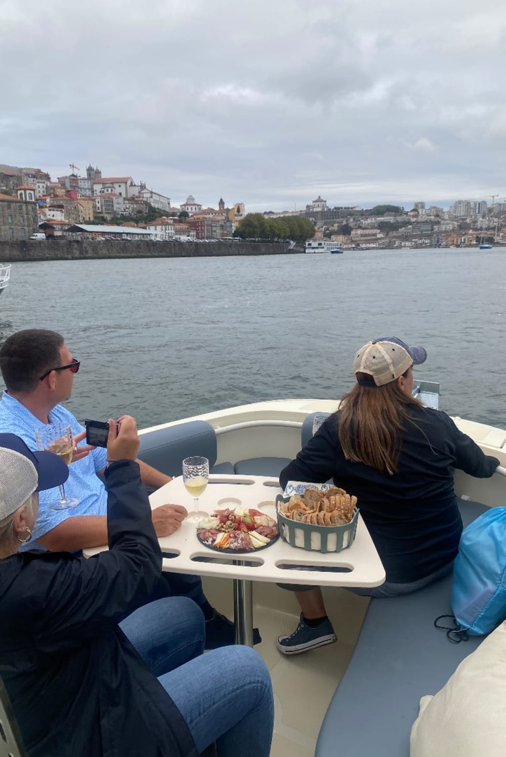 Brunch avec plateau de fromages, charcuterie et vin - Visite privée avec guide à bord - 1 heure et 45 minutes.