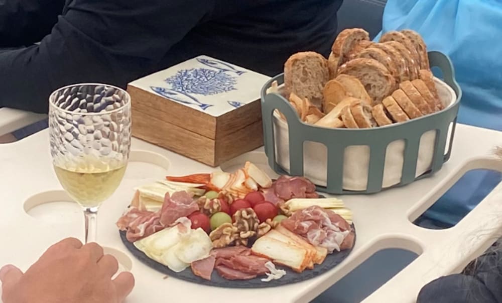 Brunch avec plateau de fromages, charcuterie et vin - Visite privée avec guide à bord - 1 heure et 45 minutes.