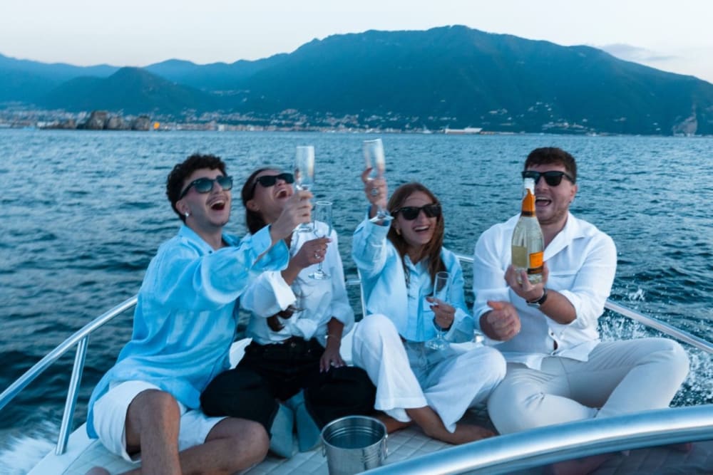 Onde di Sorrento: Mezza Giornata di Lusso e Tesori Nascosti