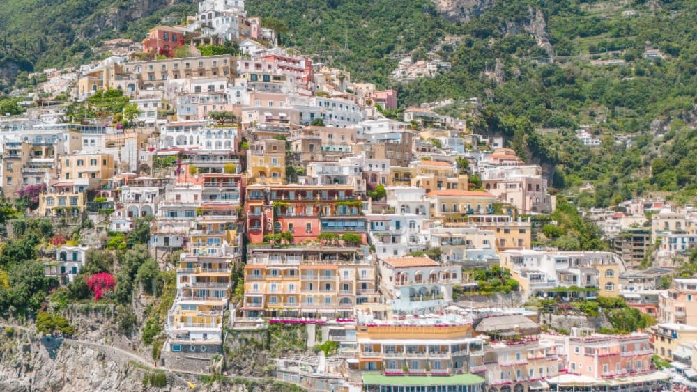 Charme der Küste von Positano: Zwischen Tuffsteinhöhle und königlichen Bädern