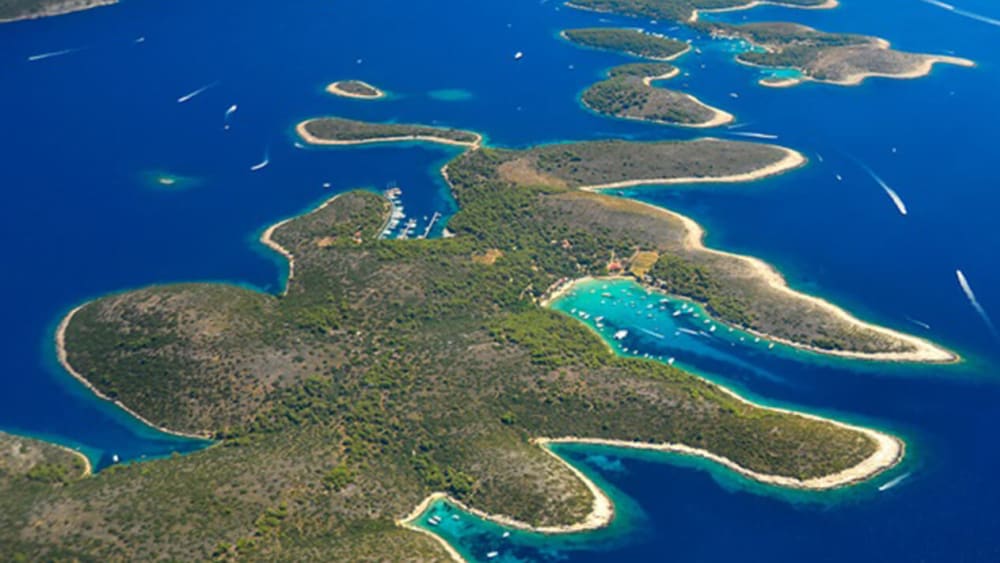 Prywatna wycieczka VIP – całodniowa wycieczka na wyspy Hvar i Pakleni z zachwycającymi błękitnymi lagunami