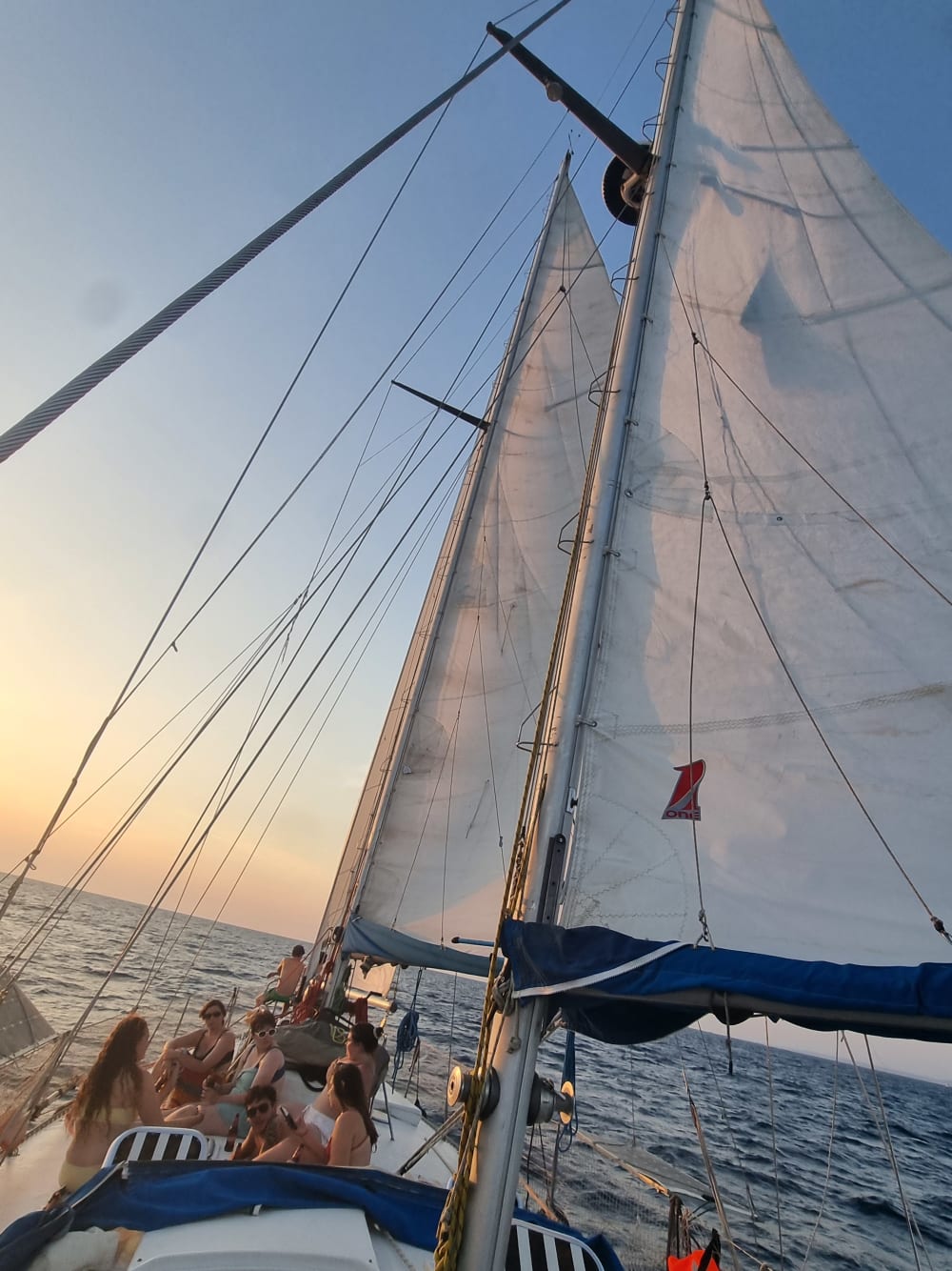 Tarifs d'automne pour la voile et le vent dans le Salento : Journée exclusive à bord du Vagabond Ketch 47