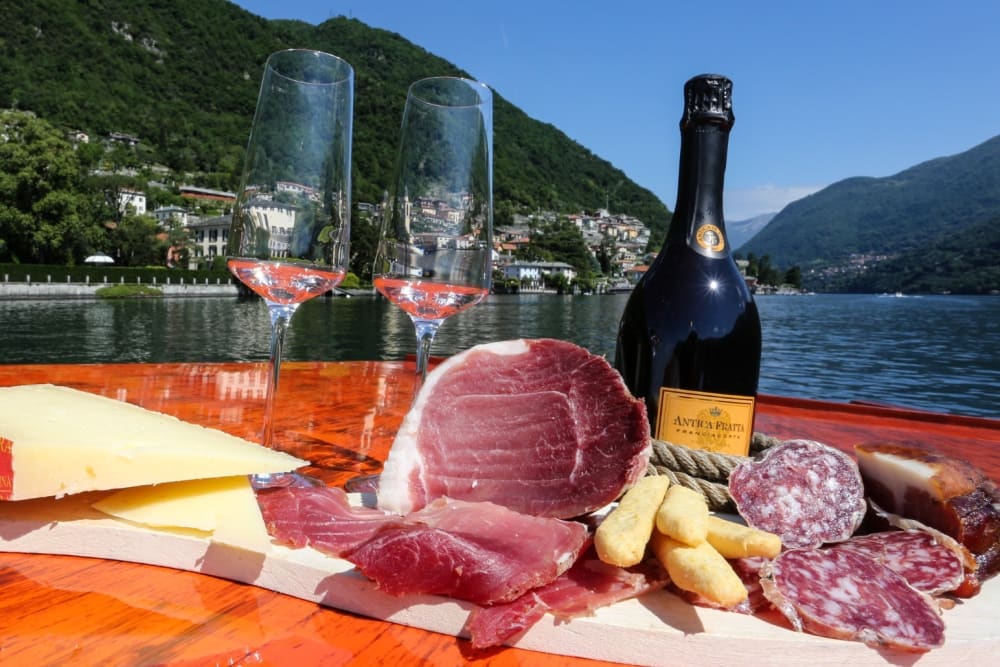 Essence of Como: 1-Hour Private Cruise on a Venetian Boat