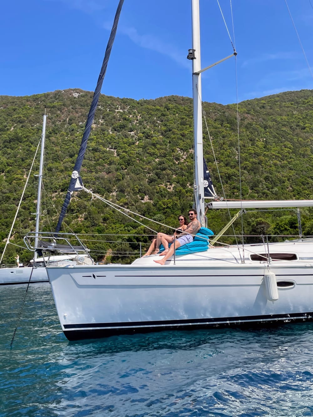 Scopri la costa ionica con un tour privato in barca a vela di un giorno intero, con vino autentico e cibo locale al 100%.