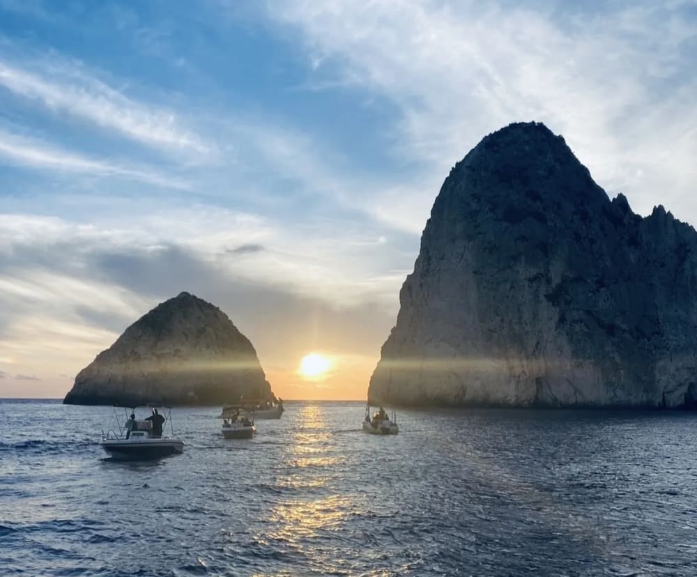 Ρομαντικό ταξίδι με βάρκα στο ηλιοβασίλεμα από τον Άγιο Σώστη στις Μυζήθρες