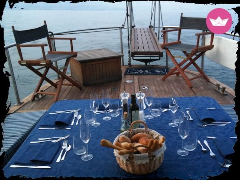 Crociera privata con cena sul Lago di Garda: un'esperienza gourmet sull'acqua