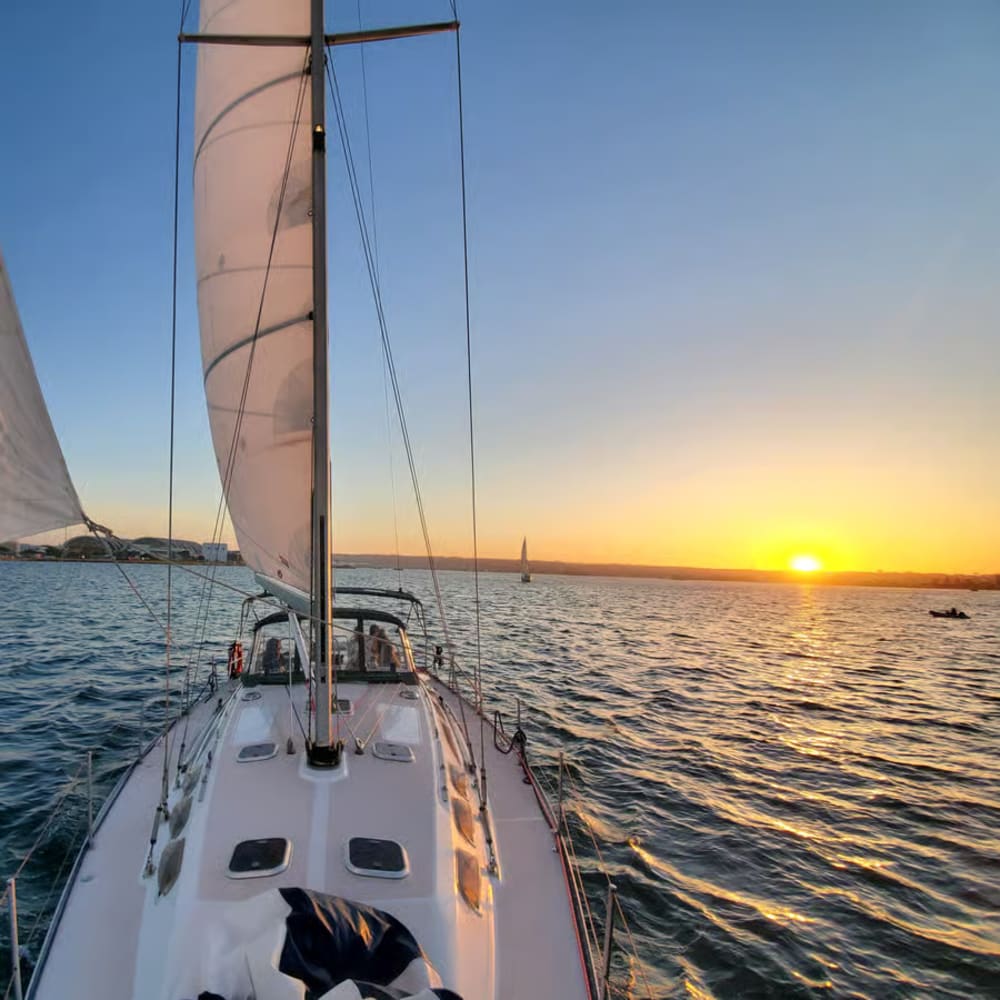 Coucher de soleil magique : toasts, lumières et voiles au crépuscule