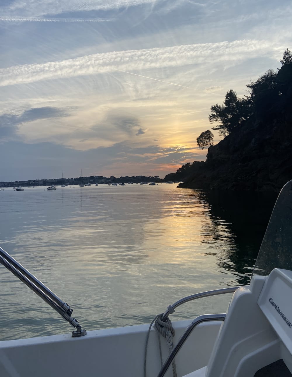 Soirée au coucher du soleil : pique-nique et mer paisible à bord