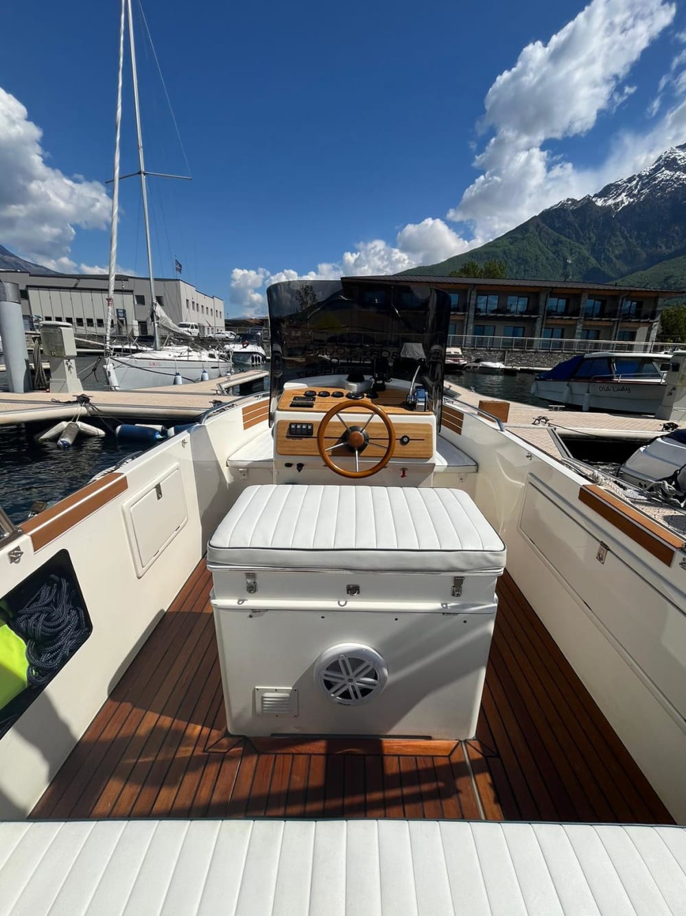 Private Bootstour ab Colico – 4 Stunden zwischen Dörfern, Natur und Entspannung