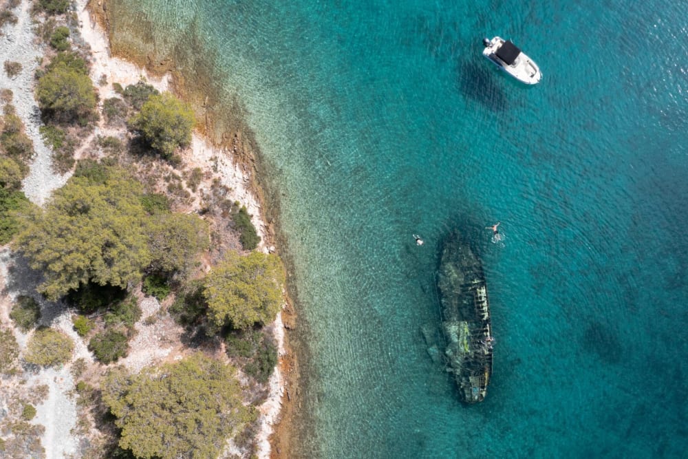 Immergiti nello splendore delle isole di Hvar e Pakleni: la tua fuga definitiva in motoscafo