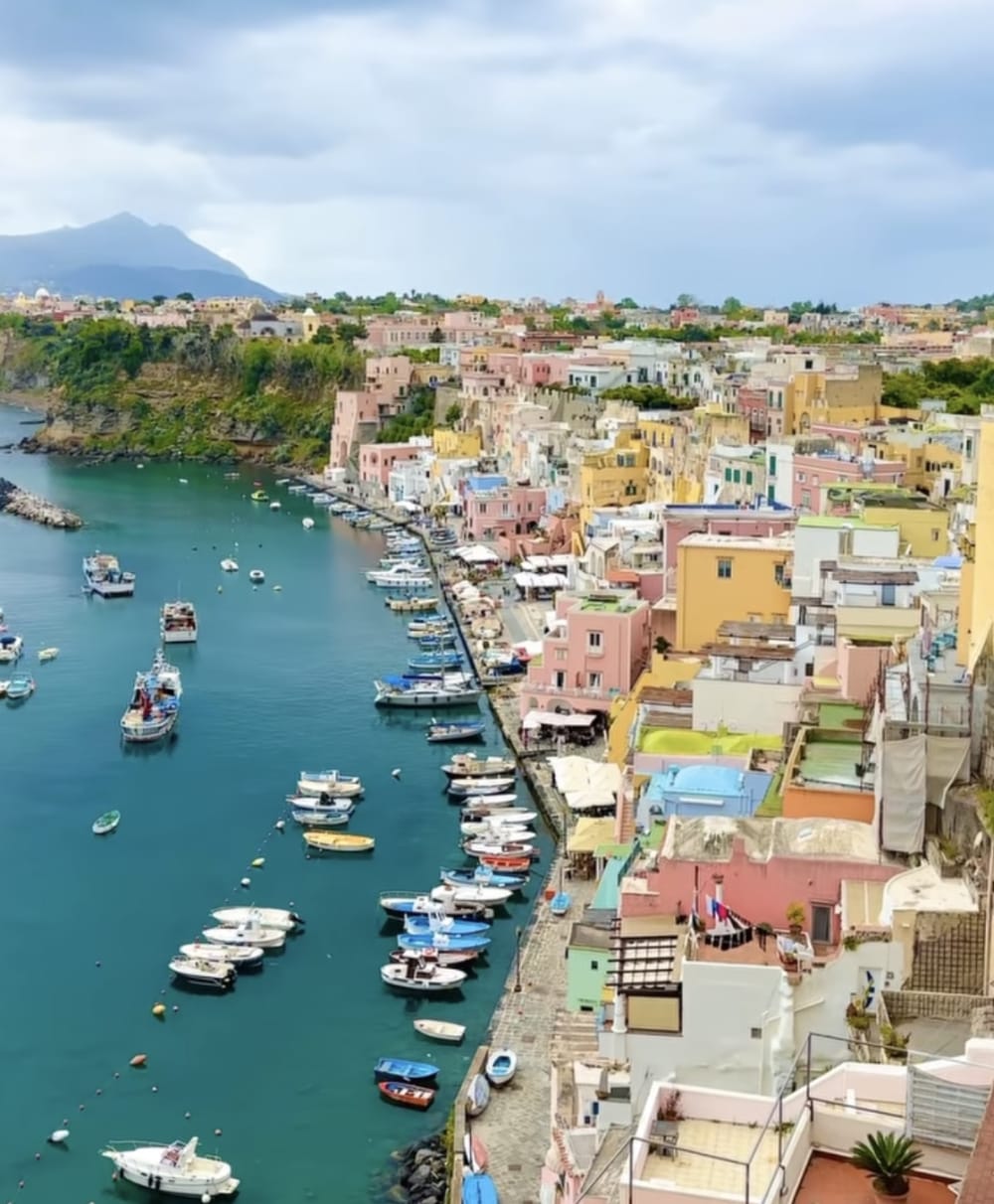 Procida e Ischia: dai porti storici alle calette nascoste