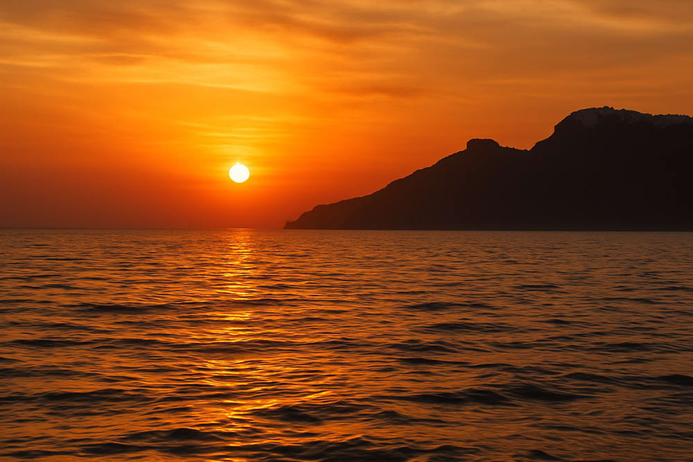 Ιστιοπλοΐα στο ηλιοβασίλεμα της Σαντορίνης – Ρομαντική περιήγηση στα πιο διάσημα σημεία της Σαντορίνης