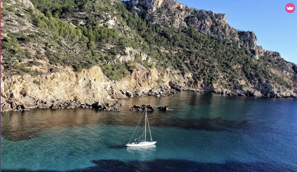 Privates Segeln nach Formentera und in den Süden Ibizas: Ein Tag zwischen türkisfarbenem Wasser und unberührten Stränden