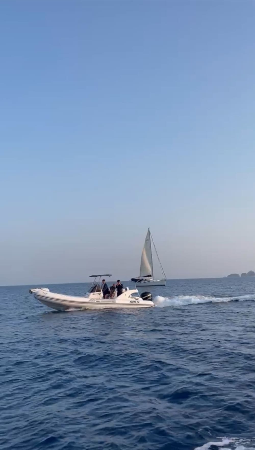 Palmarola: L'Isola Incontaminata e le Sue Grotte Segrete