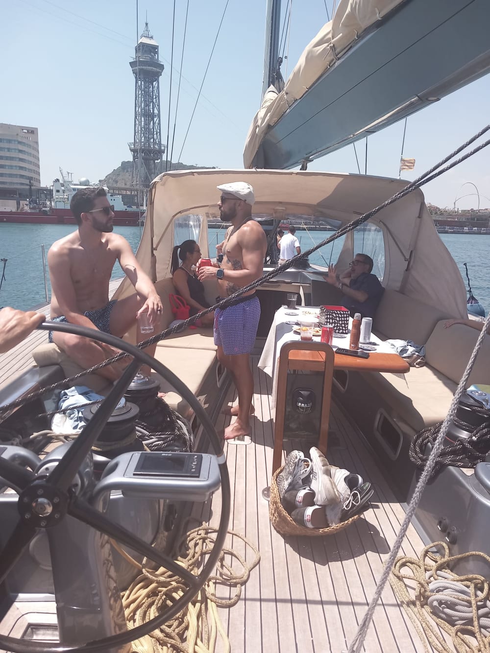 Vermouth e pranzo a bordo: tour del Mediterraneo su una barca a vela di lusso