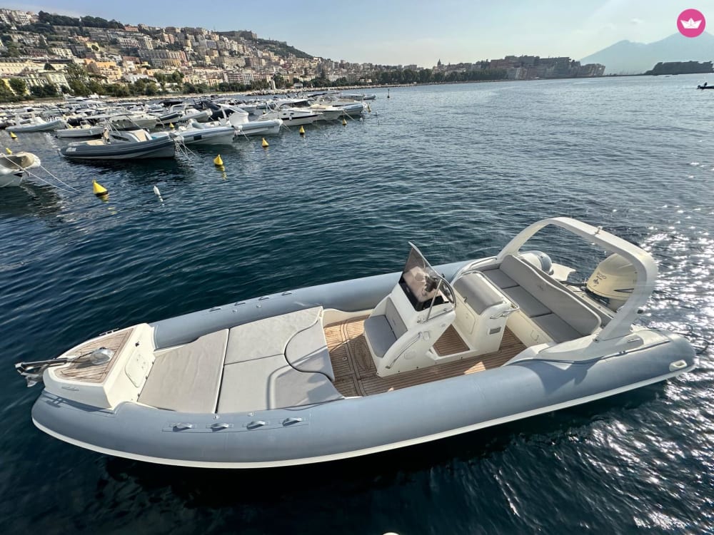 Capri Leggendaria: Un Giorno tra Faraglioni e Grotta Azzurra in Gommone