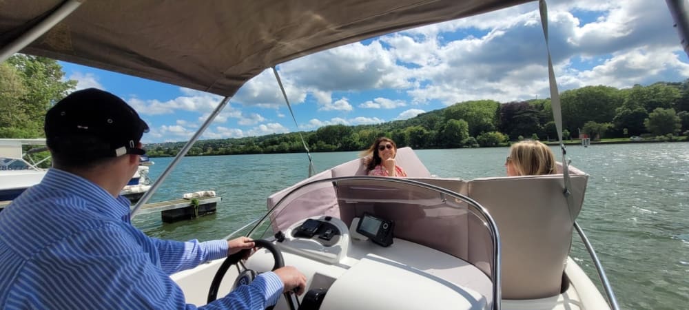Balade fluviale sur mesure : 4 heures de liberté au fil de l’eau.