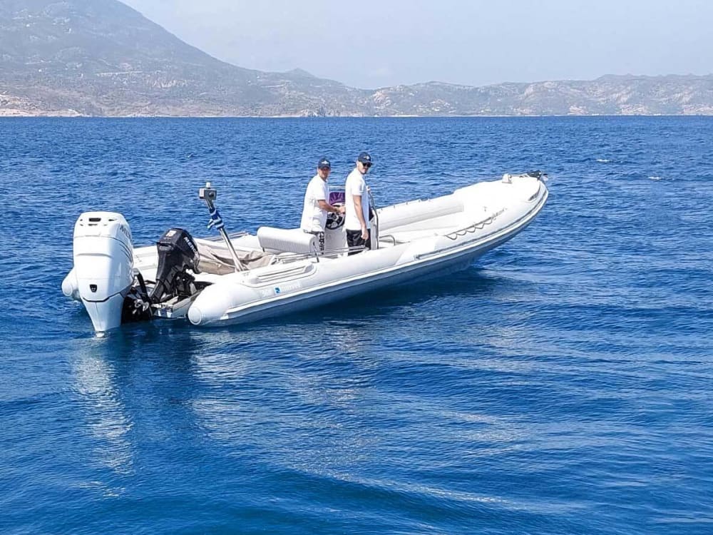 Milos & Polyaigos-Kreuzfahrt – 7-stündiges Farbabenteuer