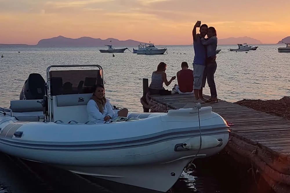 Incanto al Calar del Sole: Aperitivo al Tramonto nel Golfo di Napoli