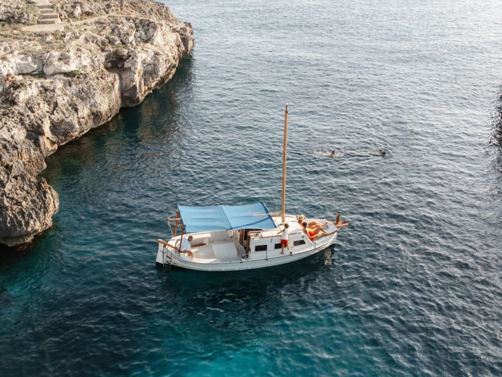 Explora la costa norte o sur de Menorca en un llaut menorquín (8h)