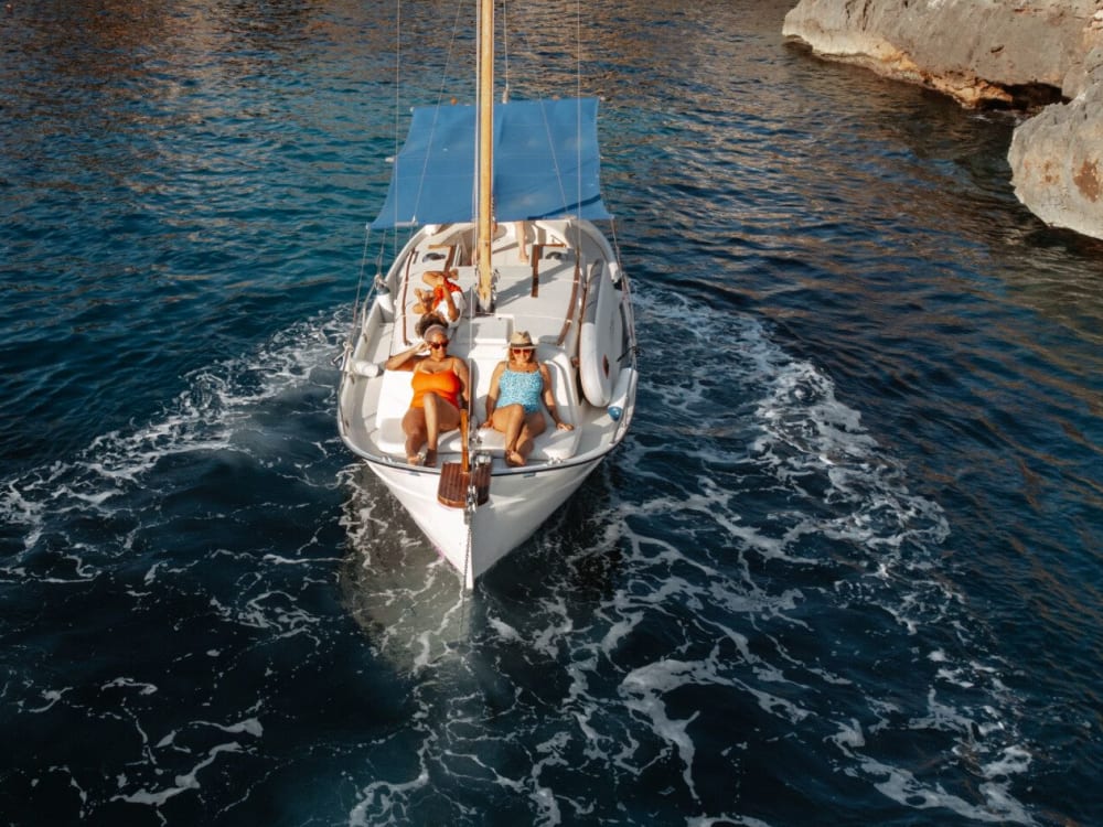 Navega por la costa de Menorca - Tour de media Jornada