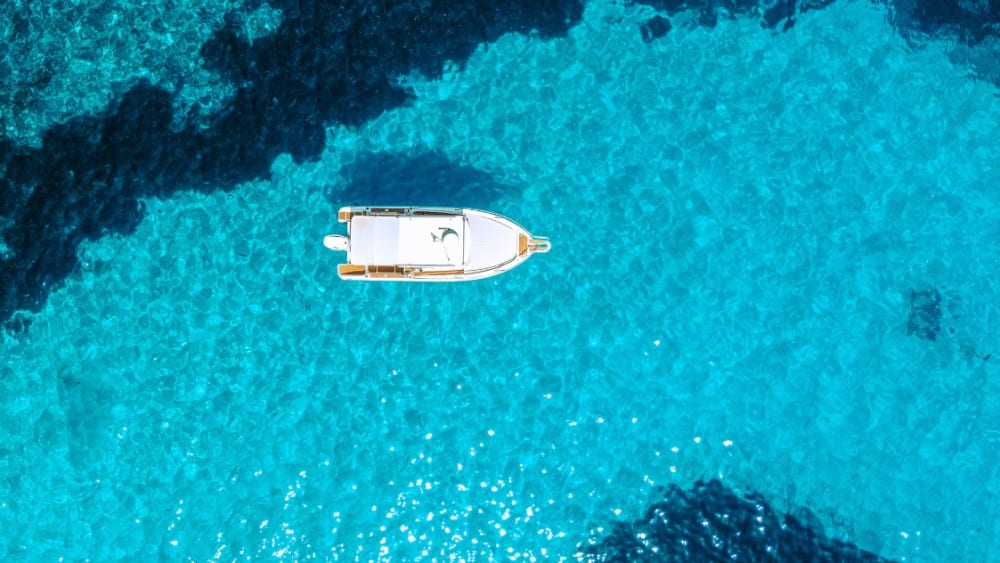 Esplora Maiorca via mare: tour privato di 8 ore in barca per l'intera giornata