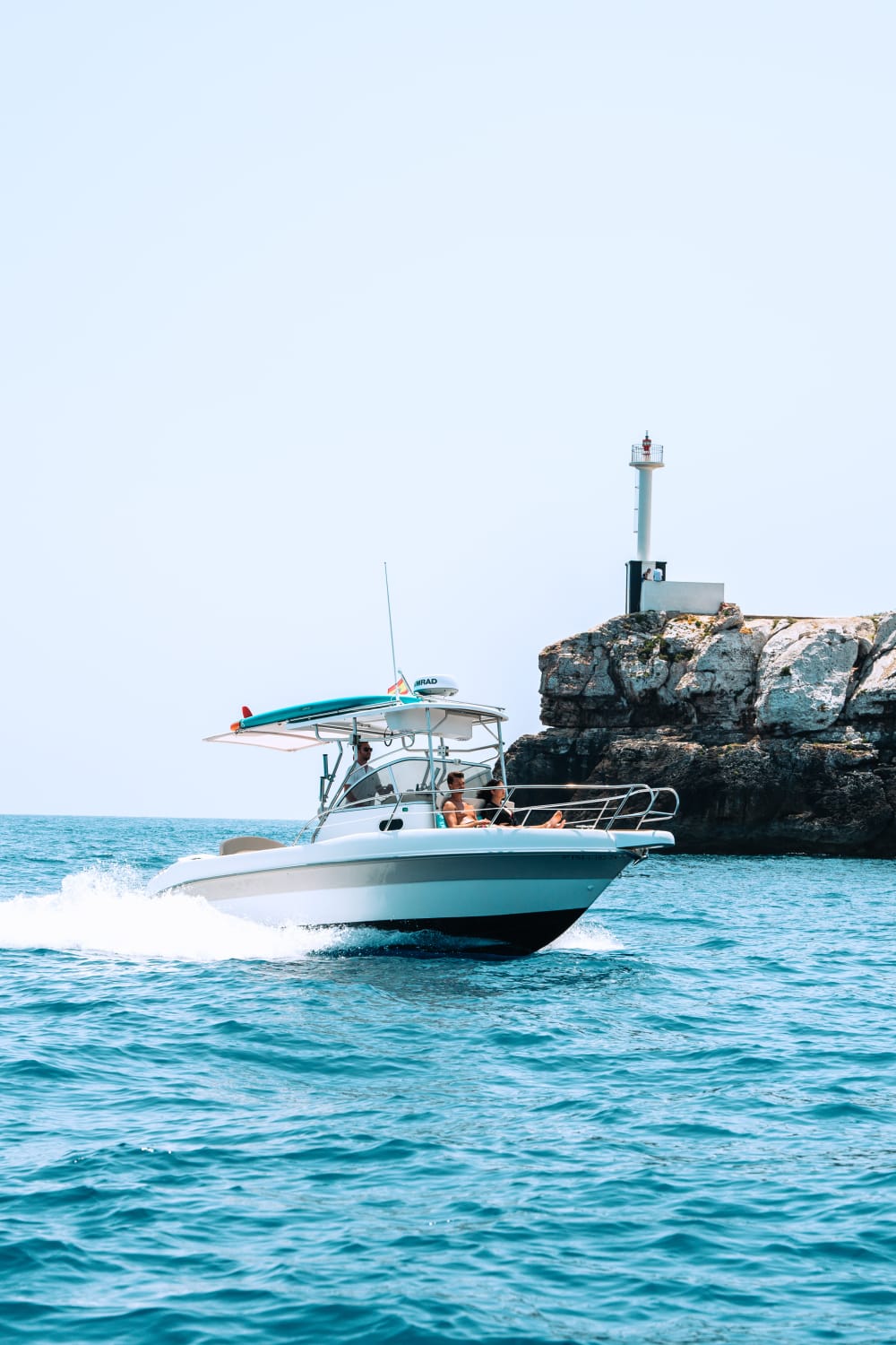 Explora Mallorca por mar: tour privado en barco de día completo 8 horas