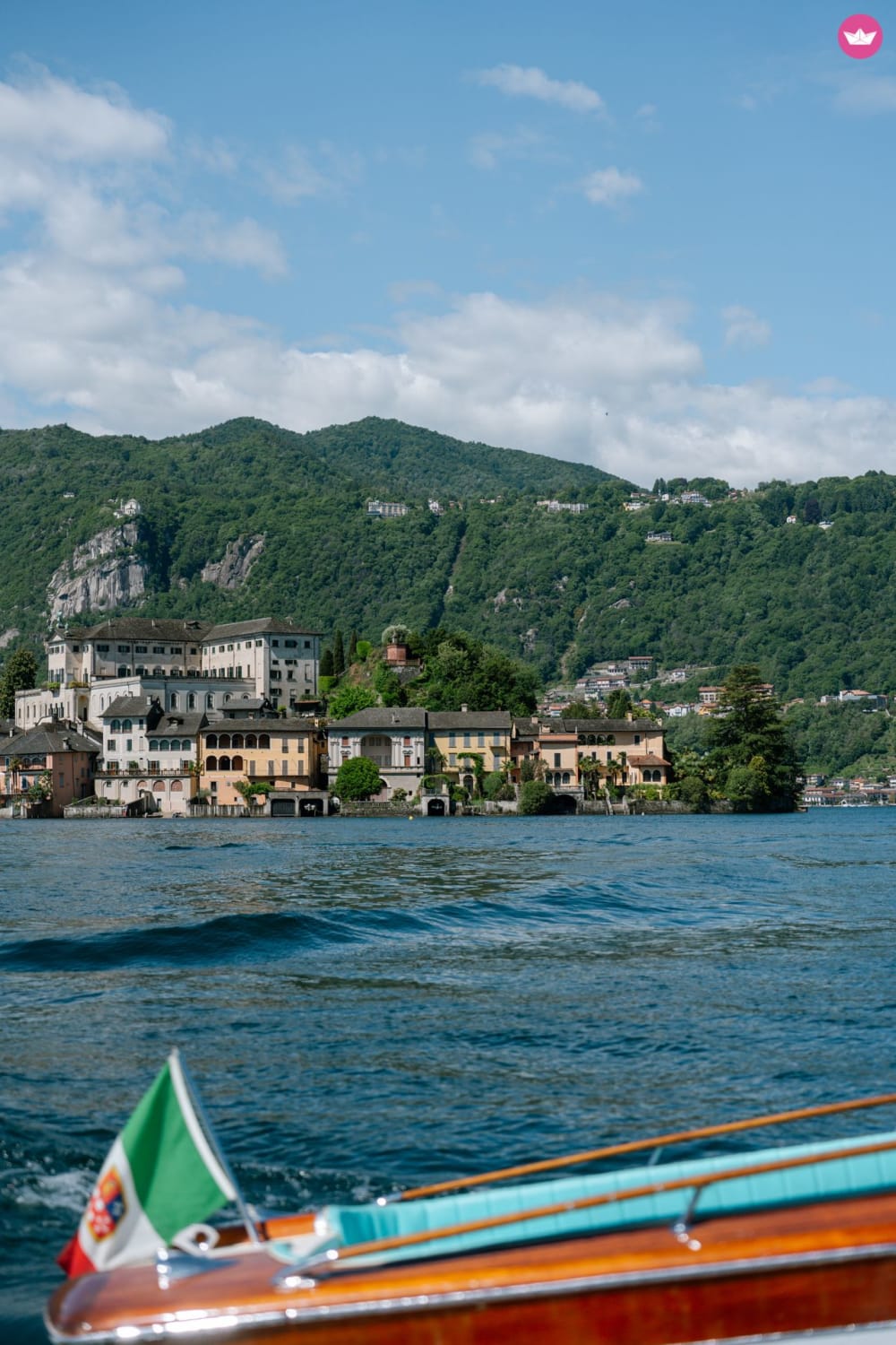 Amantes en el lago – Servicio de fotografía de bodas a bordo de un Riva Junior en el lago de Orta
