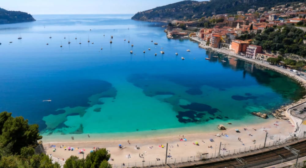 Ausflug an die französische Riviera: Strände und Küste von Èze nach Menton