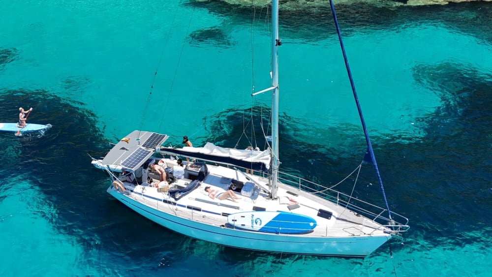 Privates Segeln nach Formentera und in den Süden Ibizas: Ein Tag zwischen türkisfarbenem Wasser und unberührten Stränden