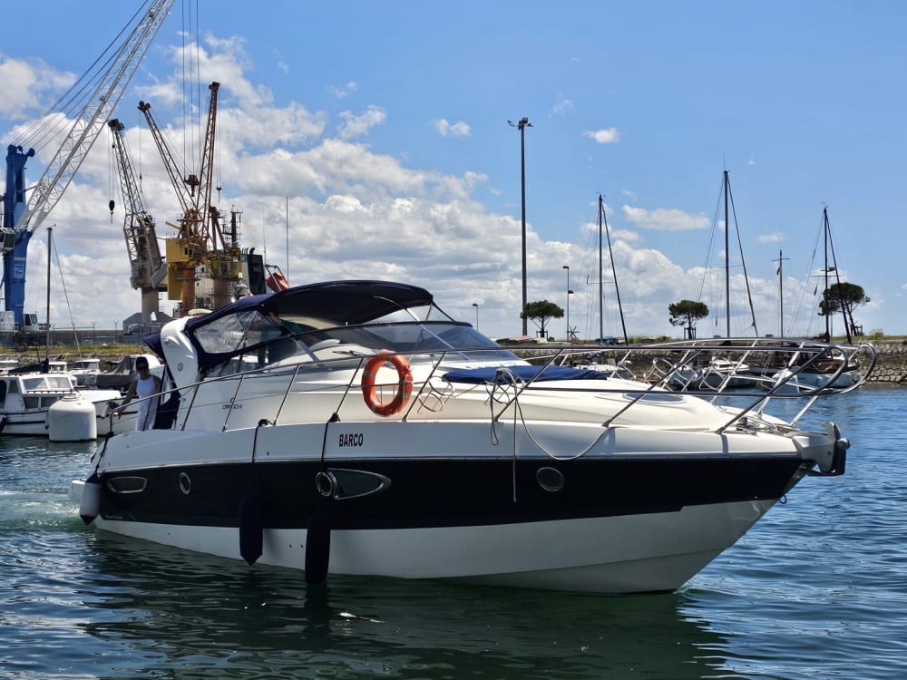 Cruzeiro requintado à tarde e ao pôr do sol saindo de Setúbal