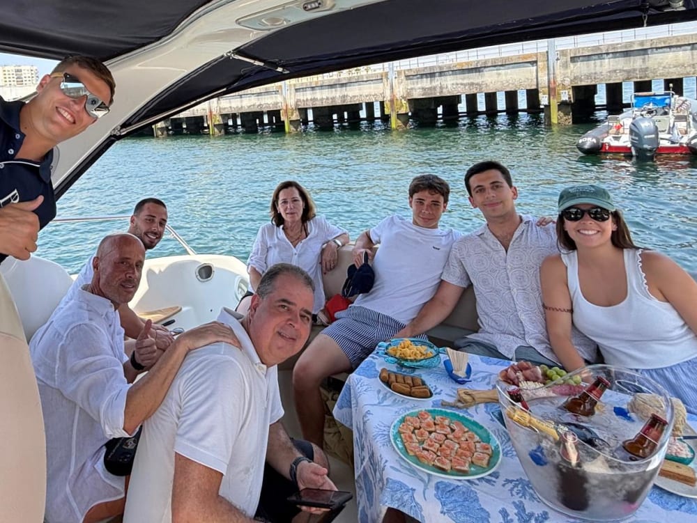 Passeio de barco de 6 horas saindo de Tróia com opção de espumante e restaurante