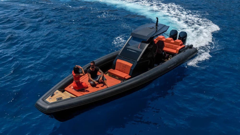 Schneller Weg zur Schönheit – Santorini-Morgenkreuzfahrt auf einer Technohull Alpha 40