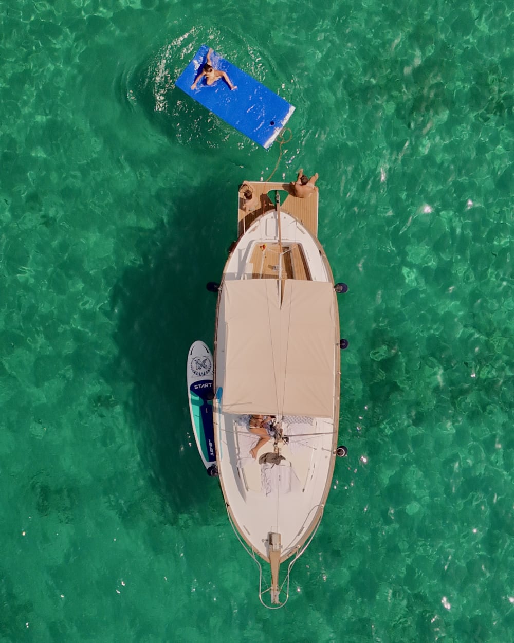 Ambiente isleño clásico y paradas para nadar en aguas turquesas en un crucero privado de 4 horas desde Palma