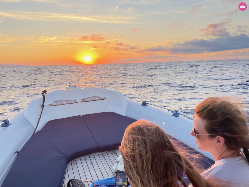 L'ora d'oro sulla Riviera: tour privato in barca al tramonto