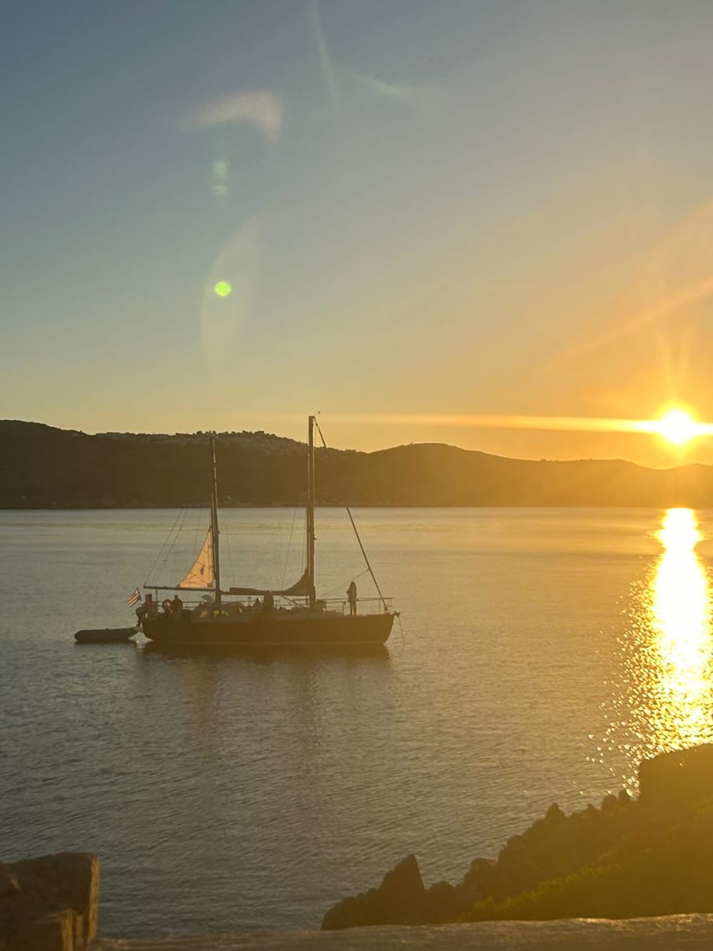 Κρουαζιέρα με Ιστιοπλοϊκό στο Ηλιοβασίλεμα – Κρασί, Κολύμπι & Φαγητό κάτω από τον ουρανό του Αιγαίου