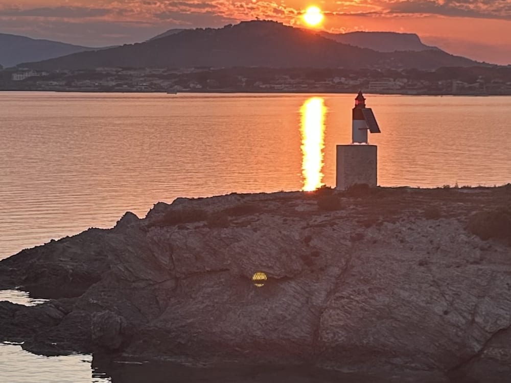 Apéro Coucher de Soleil en Mer – Un Moment Suspendu...