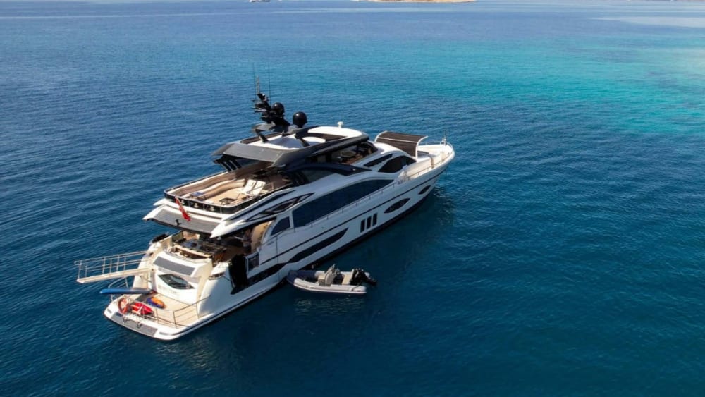 Ganztägige Schwimmtour auf einer Ultra-Luxus-Yacht