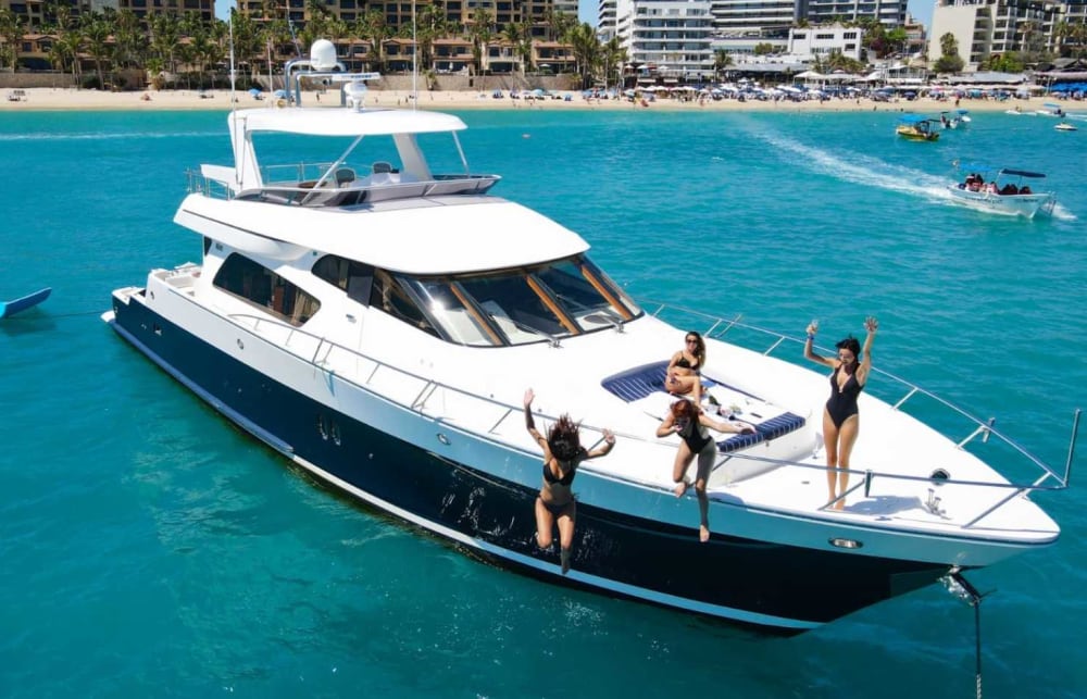Cabo Yacht: Comida mexicana, barra libre premium y aventuras en el océano
