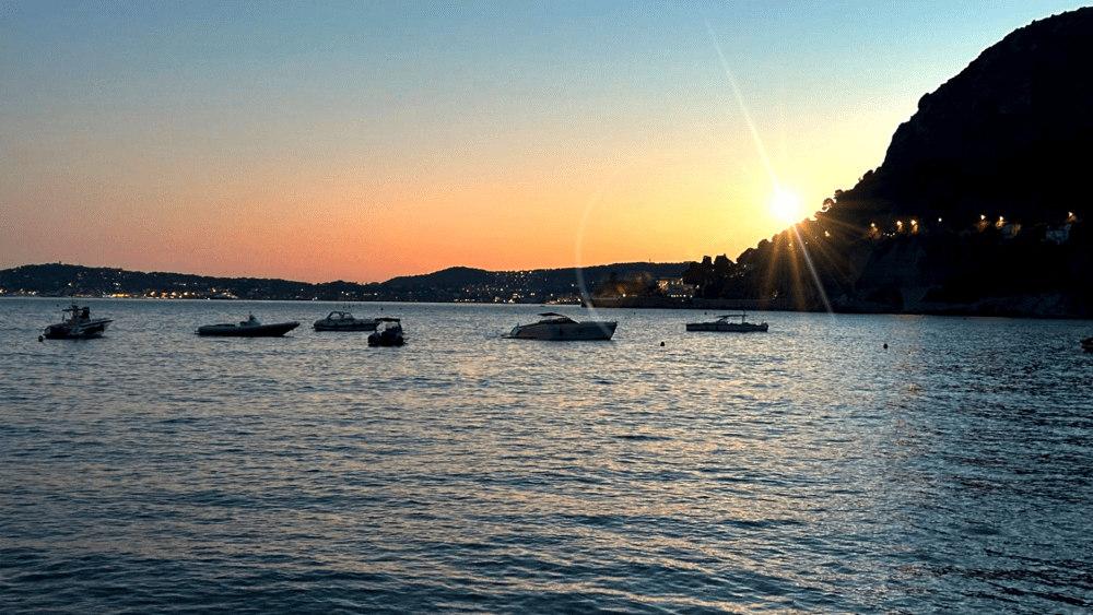 Atardecer en la playa de Mala: puesta de sol y noche bajo las estrellas