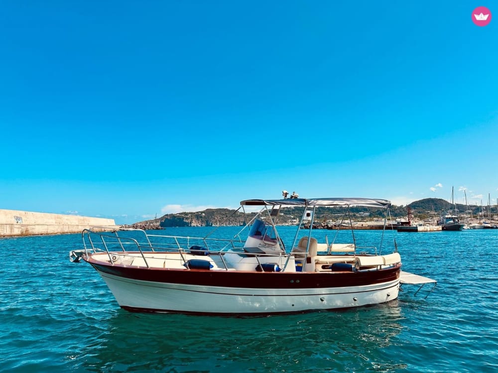 L'incanto di Ischia: mezza giornata tra mare e mito